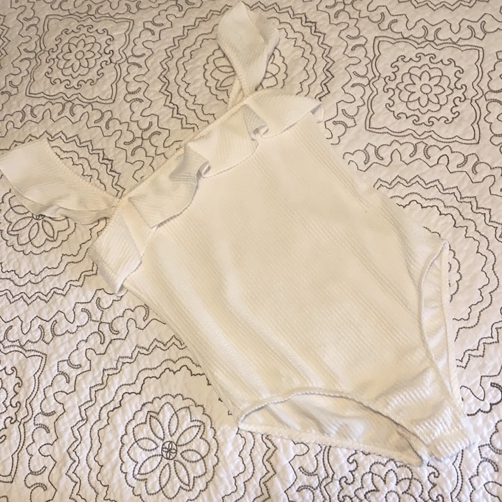 White ruffle body suit 🤍✨